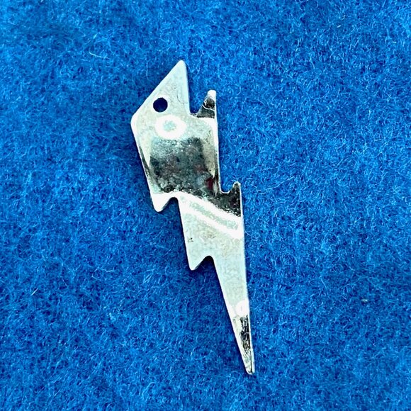 Lot of 8 Shiny Lightning Bolt Charms - Picture 2 of 2